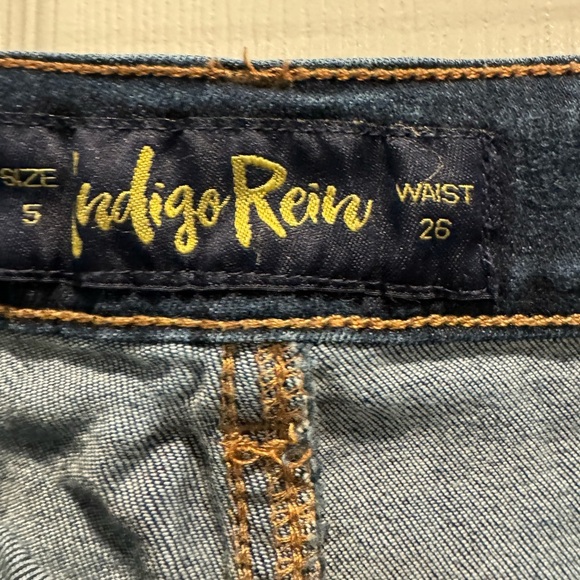 Woman's Indigo Rein Super High-Rise Button Shorts. Size 26. - Picture 4 of 6